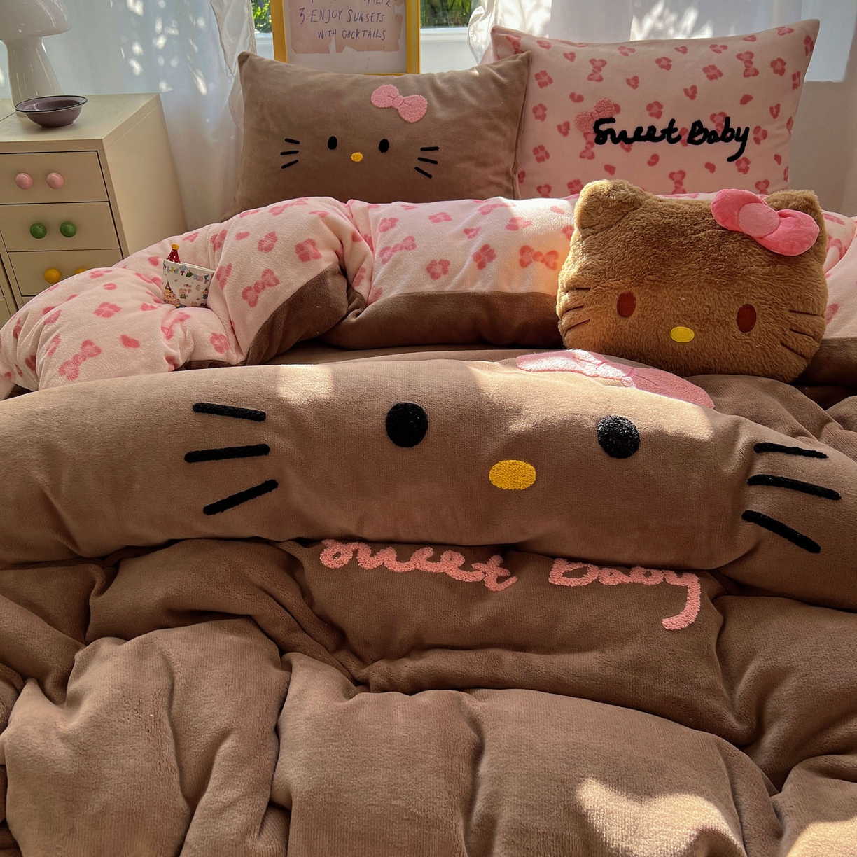 91家纺网 家纺一手货源 找家纺 桃喜 2025新款牛奶绒猫咪毛巾绣系列四件套-系列二 黑皮猫猫