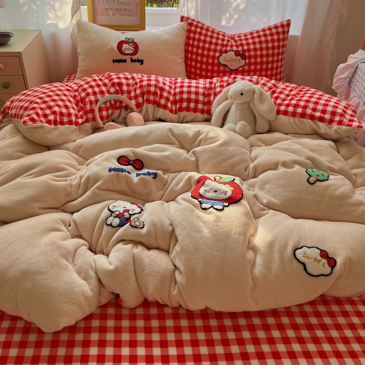 91家纺网 家纺一手货源 找家纺 桃喜 2025新款牛奶绒猫咪毛巾绣系列四件套-系列二 红格子猫猫（绒）