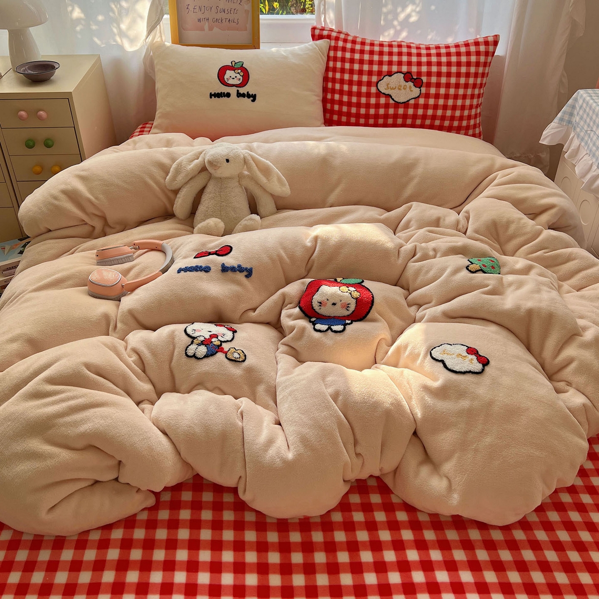 91家纺网 家纺一手货源 找家纺 桃喜 2025新款牛奶绒猫咪毛巾绣系列四件套-系列二 红格子猫猫（绒）