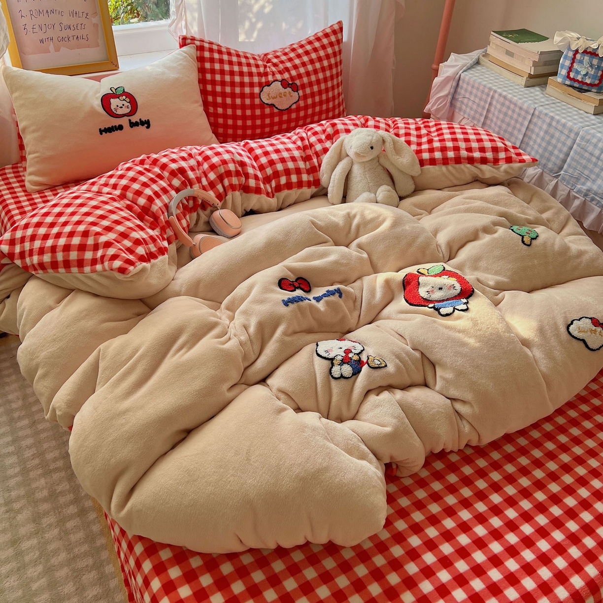 91家纺网 家纺一手货源 找家纺 桃喜 2025新款牛奶绒猫咪毛巾绣系列四件套-系列二 红格子猫猫（绒）