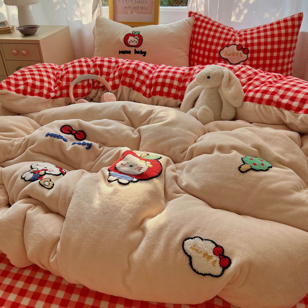 91家纺网 家纺一手货源 找家纺 桃喜 2025新款牛奶绒猫咪毛巾绣系列四件套-系列二 红格子猫猫（绒）