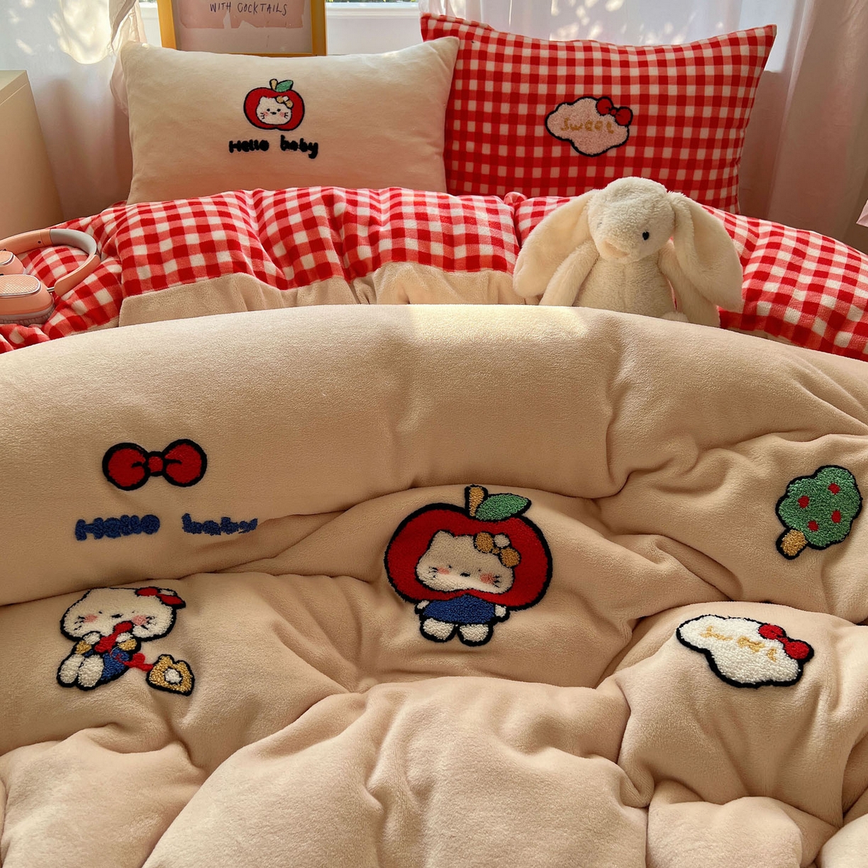 91家纺网 家纺一手货源 找家纺 桃喜 2025新款牛奶绒猫咪毛巾绣系列四件套-系列二 红格子猫猫（绒）