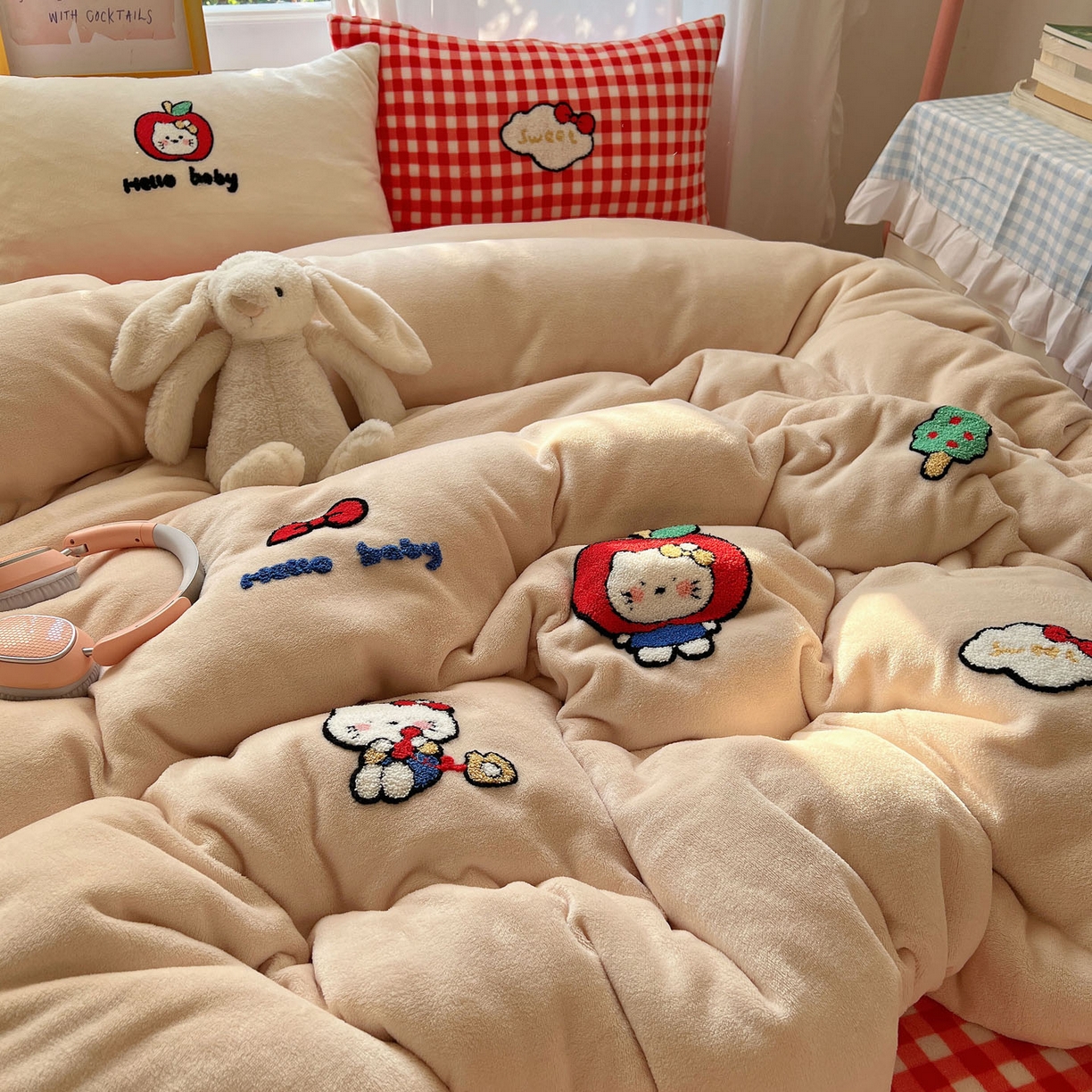 91家纺网 家纺一手货源 找家纺 桃喜 2025新款牛奶绒猫咪毛巾绣系列四件套-系列二 红格子猫猫（绒）