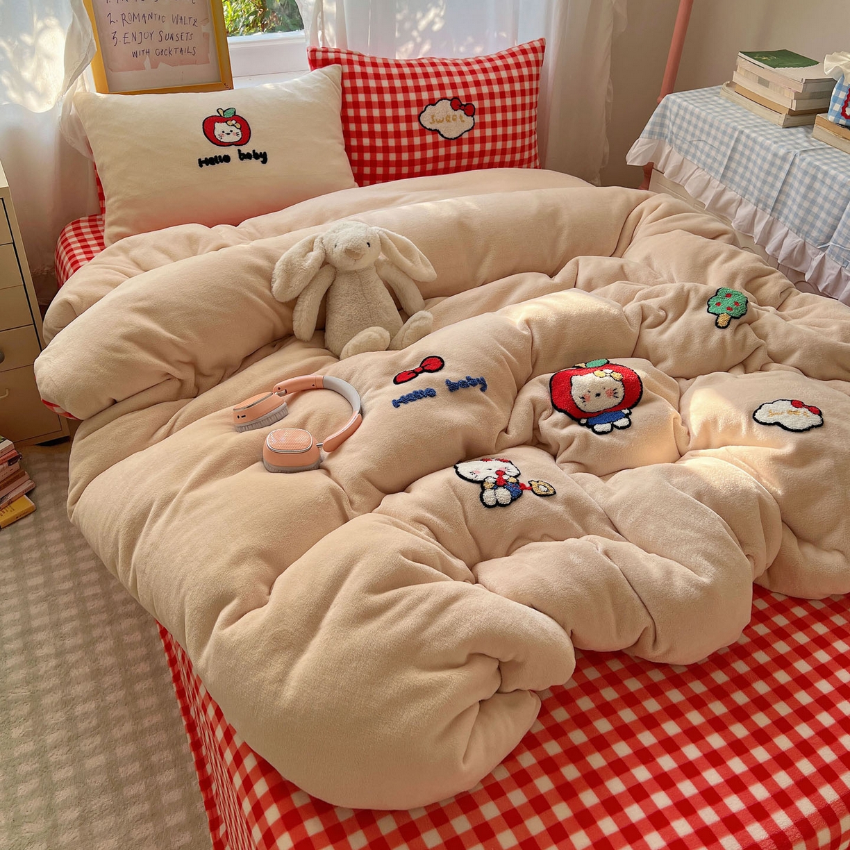 91家纺网 家纺一手货源 找家纺 桃喜 2025新款牛奶绒猫咪毛巾绣系列四件套-系列二 红格子猫猫（绒）