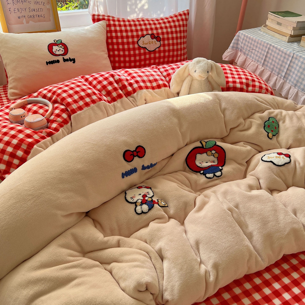 91家纺网 家纺一手货源 找家纺 桃喜 2025新款牛奶绒猫咪毛巾绣系列四件套-系列二 红格子猫猫（绒）