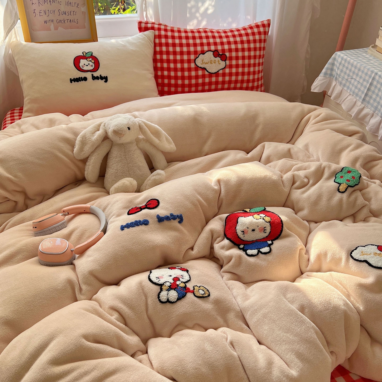 91家纺网 家纺一手货源 找家纺 桃喜 2025新款牛奶绒猫咪毛巾绣系列四件套-系列二 红格子猫猫（绒）