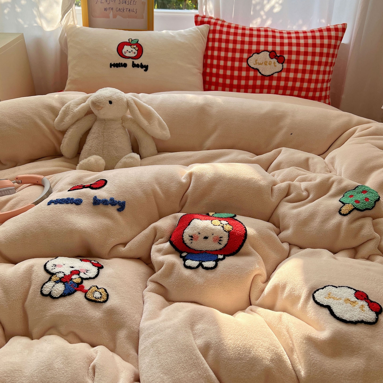 91家纺网 家纺一手货源 找家纺 桃喜 2025新款牛奶绒猫咪毛巾绣系列四件套-系列二 红格子猫猫（绒）