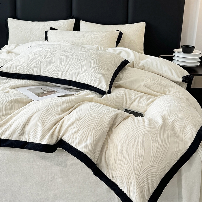 91家纺网 家纺一手货源 找家纺 好阁家纺 2025新款极简小香风雕花牛奶绒黑边四件套-风格二 亚历山大