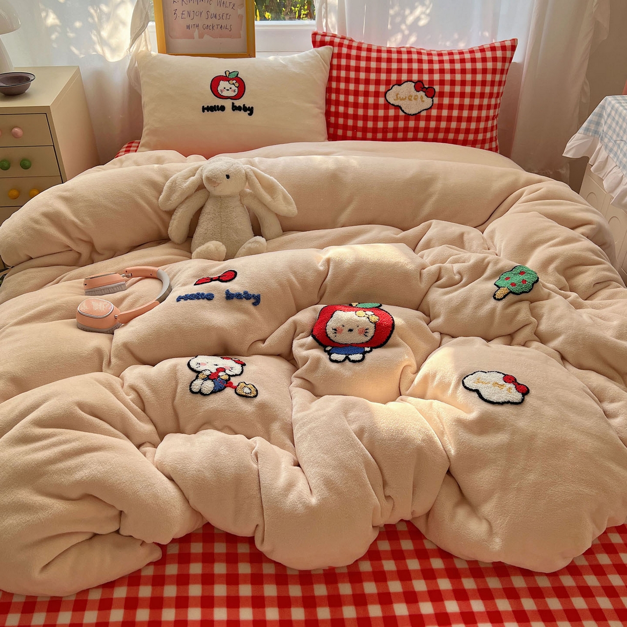 91家纺网 家纺一手货源 找家纺 桃喜 2025新款牛奶绒猫咪毛巾绣系列四件套-系列二 红格子猫猫（绒）