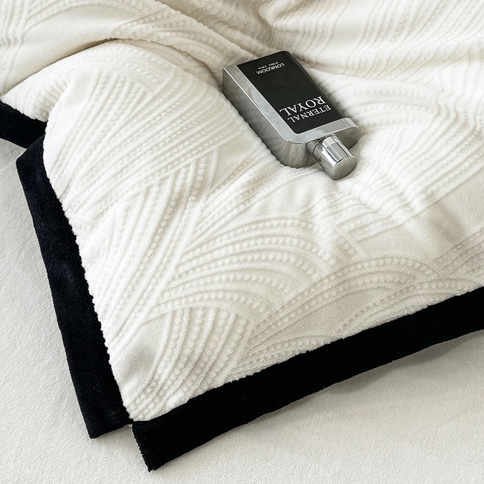 91家纺网 家纺一手货源 找家纺 好阁家纺 2025新款极简小香风雕花牛奶绒黑边四件套-风格二 亚历山大