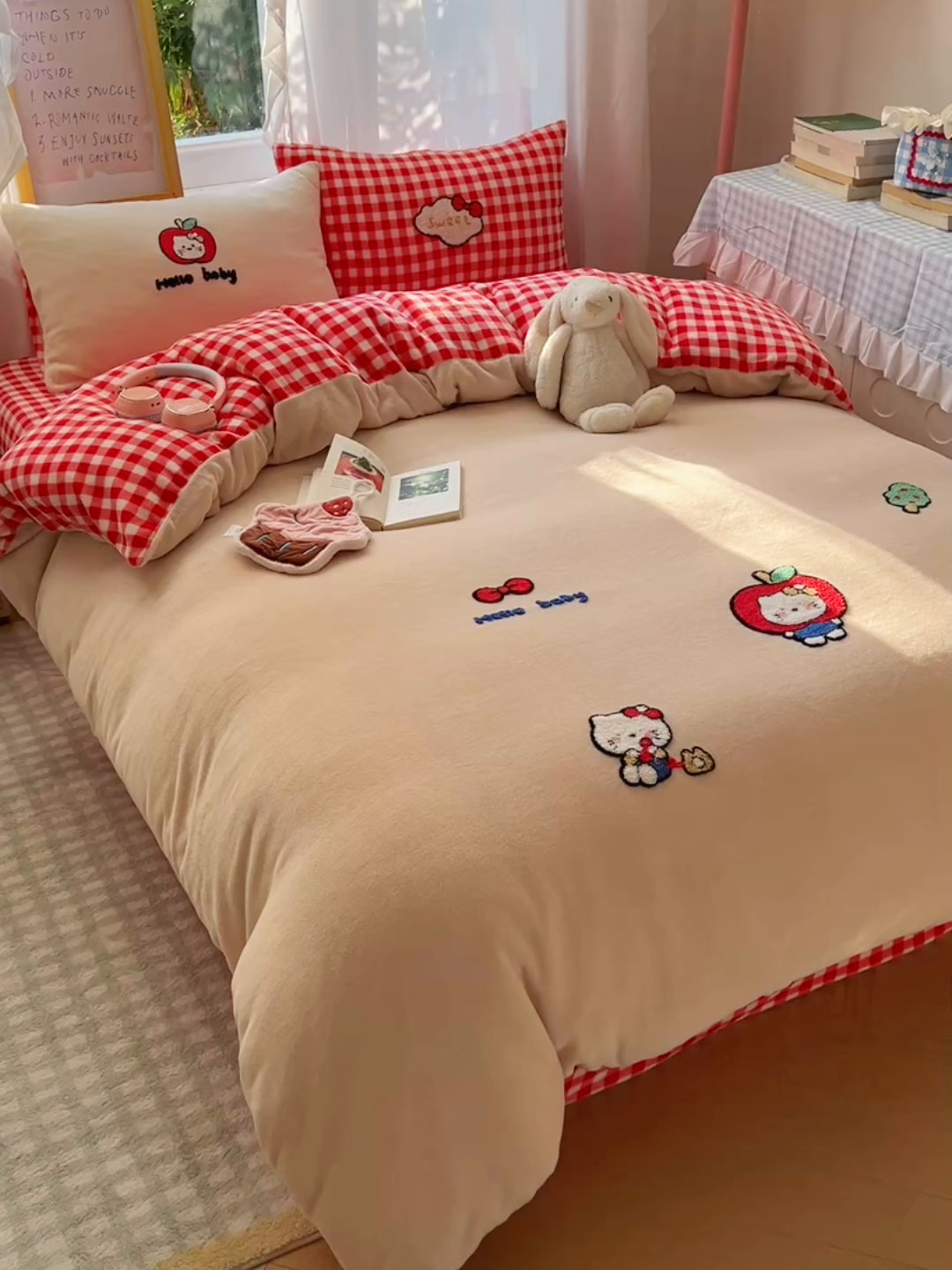 91家纺网 家纺一手货源 找家纺 桃喜 2025新款牛奶绒猫咪毛巾绣系列四件套-系列二 红格子猫猫（绒）