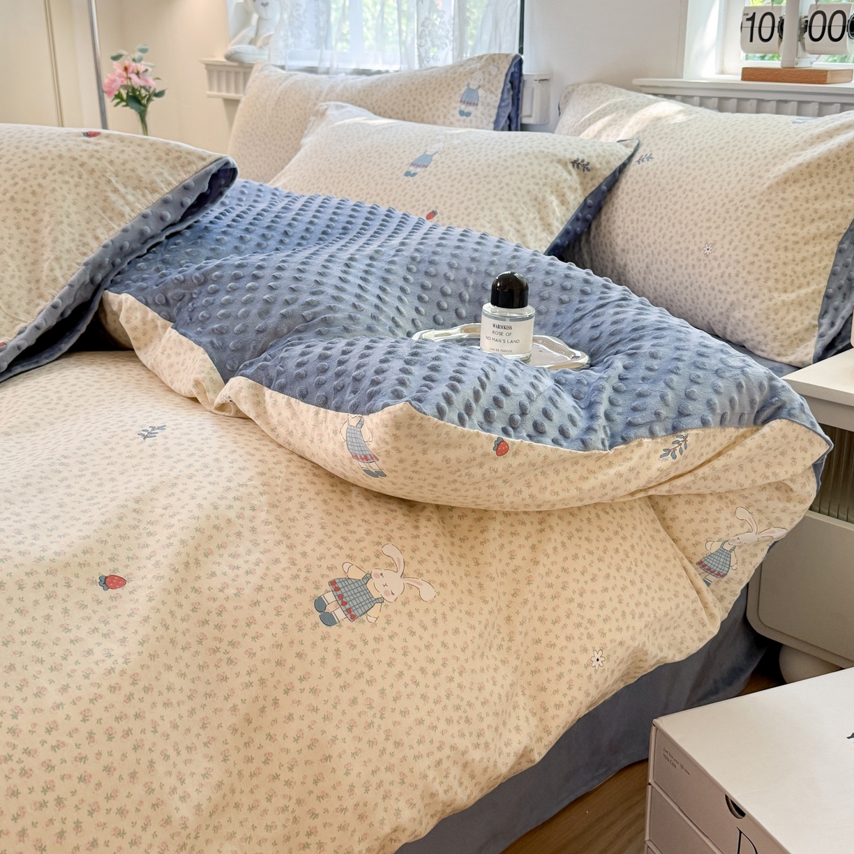 91家纺网 家纺一手货源 找家纺 雯雨家纺 2025新款ab版全棉豆豆绒婴儿绒牛奶绒单被套被罩单件 奶乎兔兔-米