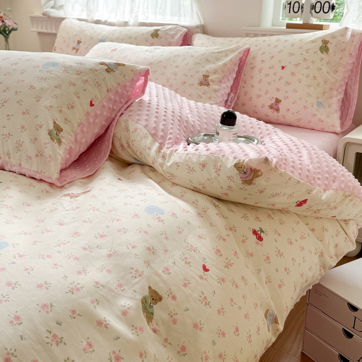 91家纺网 家纺一手货源 找家纺 雯雨家纺 2025新款ab版全棉豆豆绒婴儿绒牛奶绒单被套被罩单件 小熊慕斯
