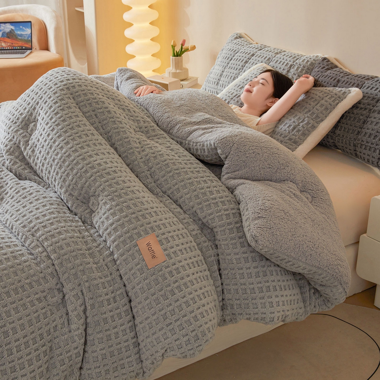 91家纺网 家纺一手货源 找家纺 美梦里 2025新款华夫格舒棉绒冬被被子被芯 舒棉绒华夫格冬被-暖灰