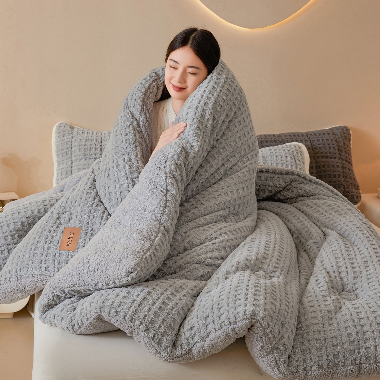 91家纺网 家纺一手货源 找家纺 美梦里 2025新款华夫格舒棉绒冬被被子被芯 舒棉绒华夫格冬被-暖灰