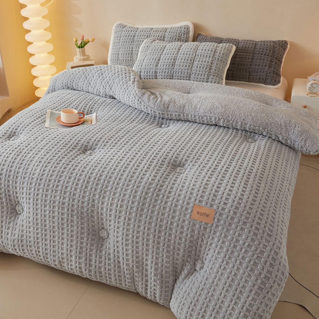 91家纺网 家纺一手货源 找家纺 美梦里 2025新款华夫格舒棉绒冬被被子被芯 舒棉绒华夫格冬被-暖灰