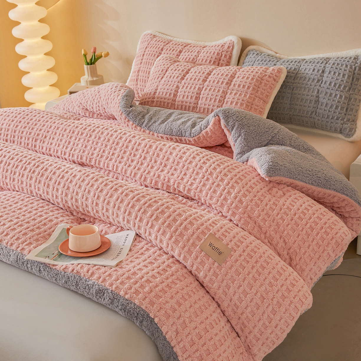 91家纺网 家纺一手货源 找家纺 美梦里 2025新款华夫格舒棉绒冬被被子被芯 舒棉绒华夫格冬被-柔粉