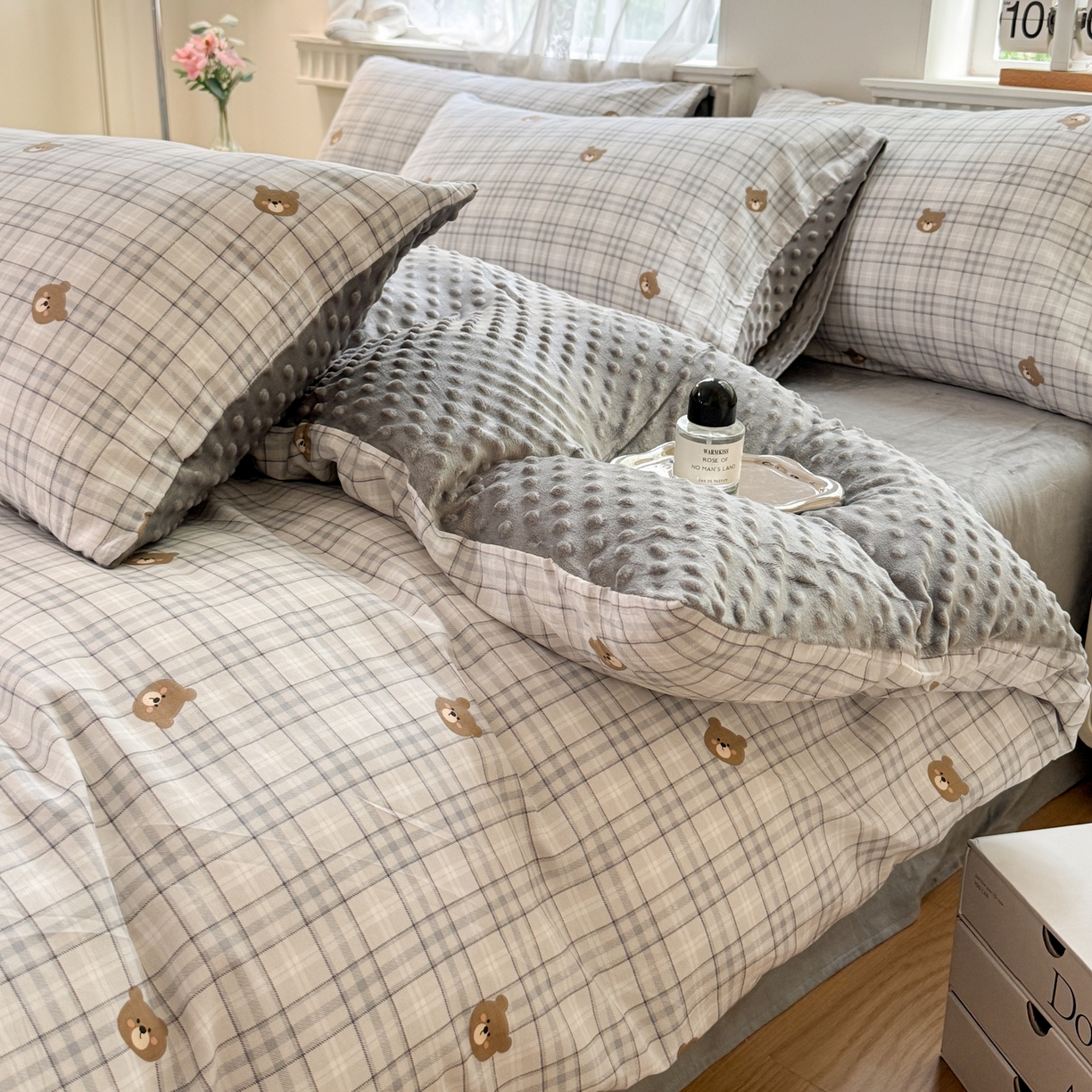 91家纺网 家纺一手货源 找家纺 雯雨家纺 2025新款ab版全棉豆豆绒婴儿绒牛奶绒四件套 冰格维尼-兰