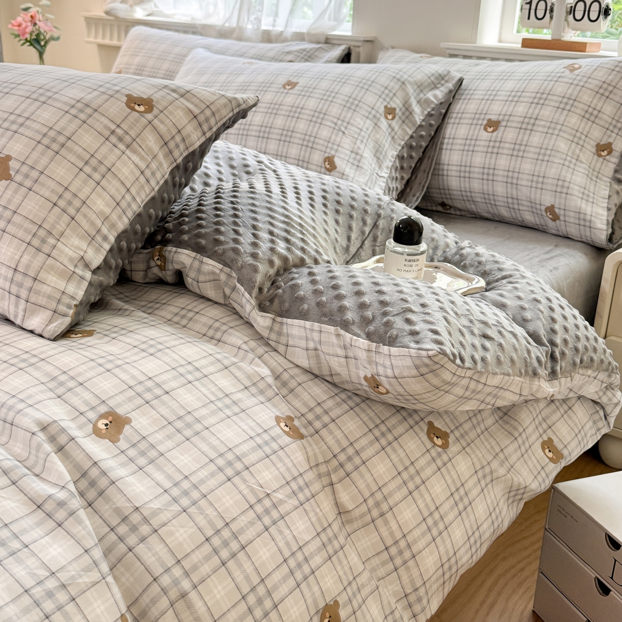 91家纺网 家纺一手货源 找家纺 雯雨家纺 2025新款ab版全棉豆豆绒婴儿绒牛奶绒四件套 冰格维尼-兰