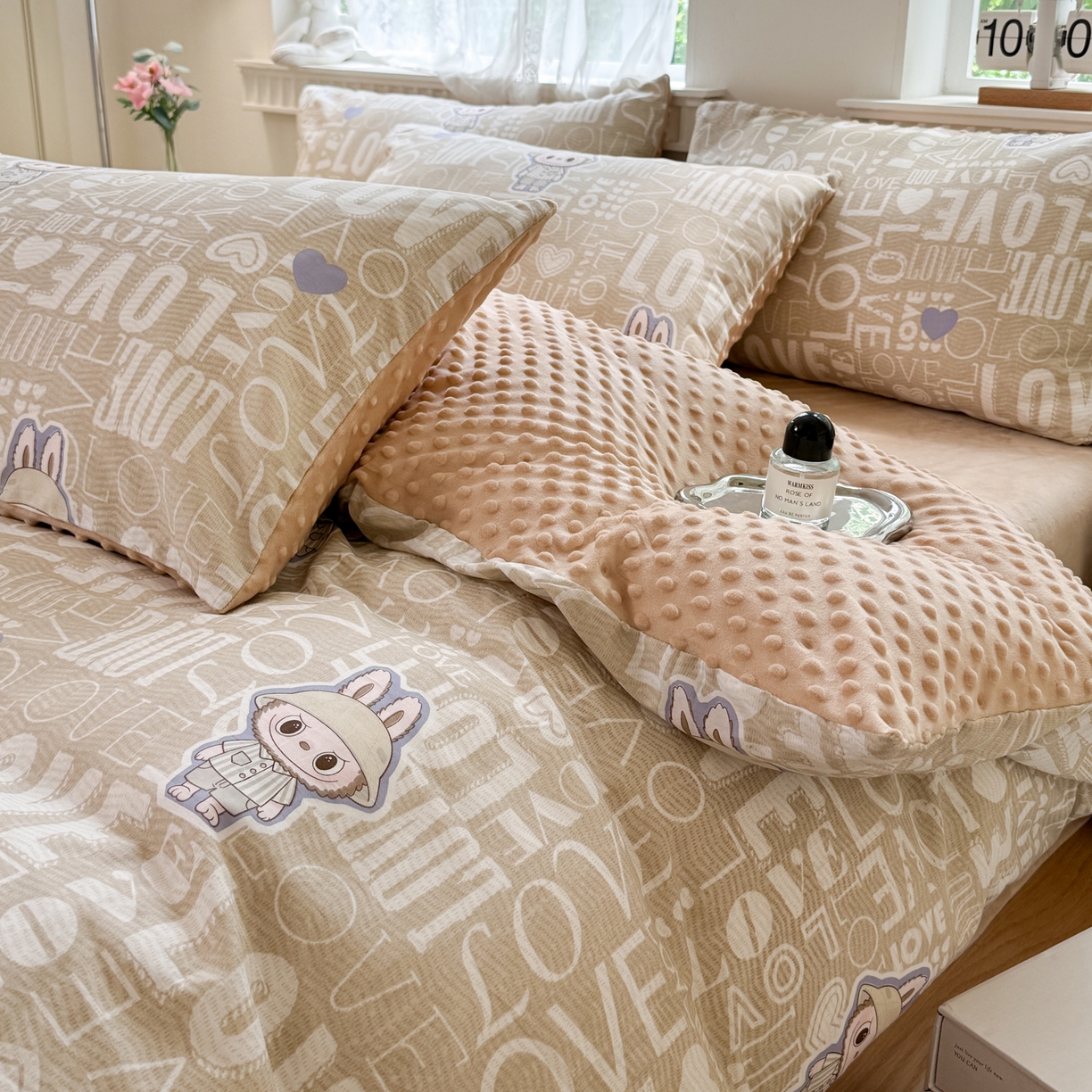 91家纺网 家纺一手货源 找家纺 雯雨家纺 2025新款ab版全棉豆豆绒婴儿绒牛奶绒四件套 拉布兔兔