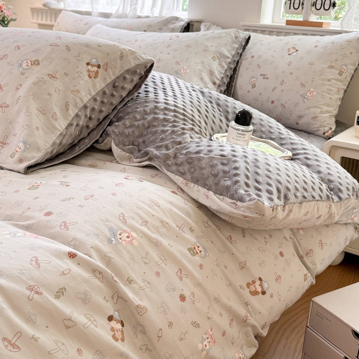 91家纺网 家纺一手货源 找家纺 雯雨家纺 2025新款ab版全棉豆豆绒婴儿绒牛奶绒四件套 蘑菇风车