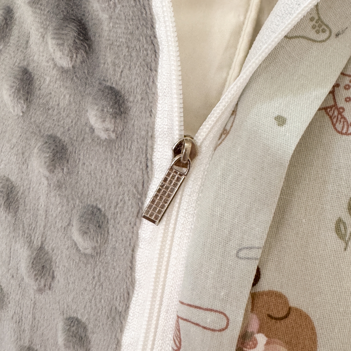 91家纺网 家纺一手货源 找家纺 雯雨家纺 2025新款ab版全棉豆豆绒婴儿绒牛奶绒四件套 蘑菇风车