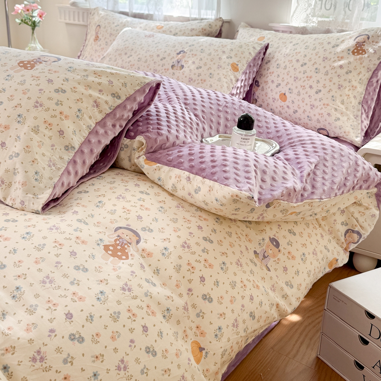 91家纺网 家纺一手货源 找家纺 雯雨家纺 2025新款ab版全棉豆豆绒婴儿绒牛奶绒四件套 碎花兔熊