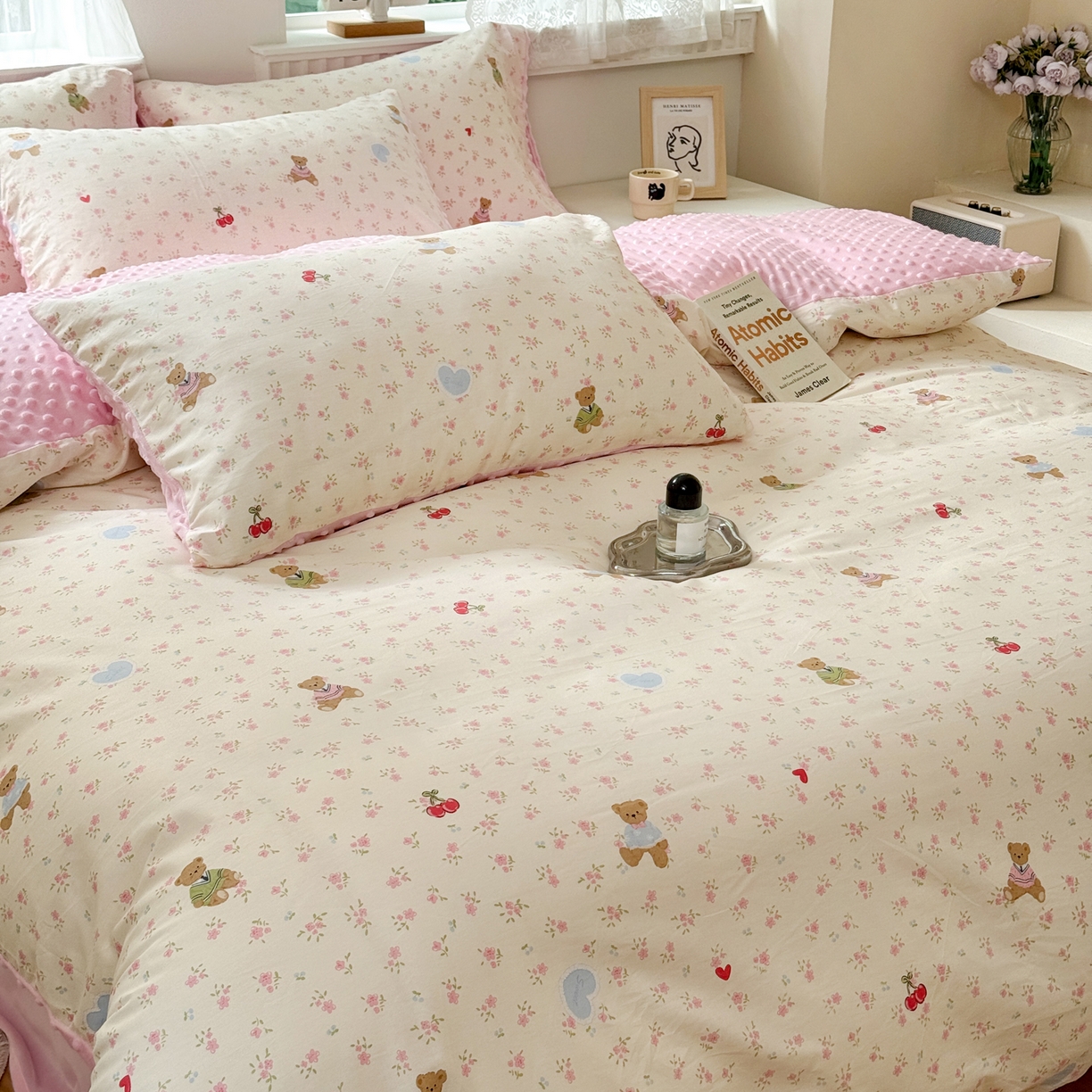 91家纺网 家纺一手货源 找家纺 雯雨家纺 2025新款ab版全棉豆豆绒婴儿绒牛奶绒四件套 小熊慕斯