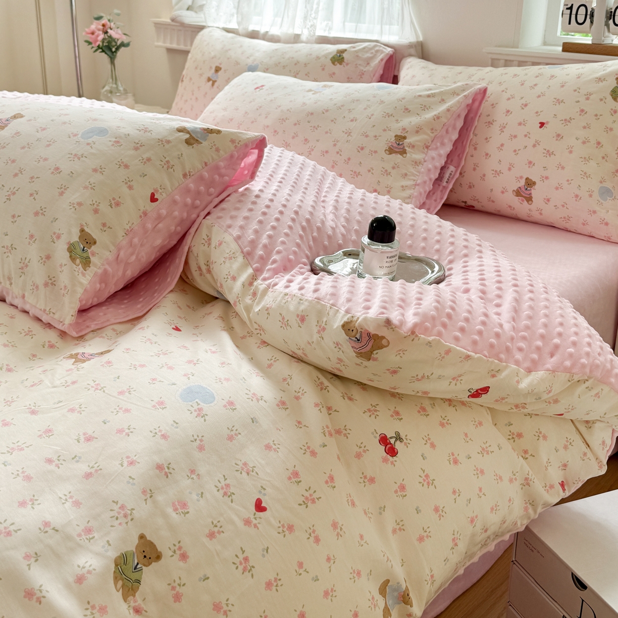 91家纺网 家纺一手货源 找家纺 雯雨家纺 2025新款ab版全棉豆豆绒婴儿绒牛奶绒四件套 小熊慕斯