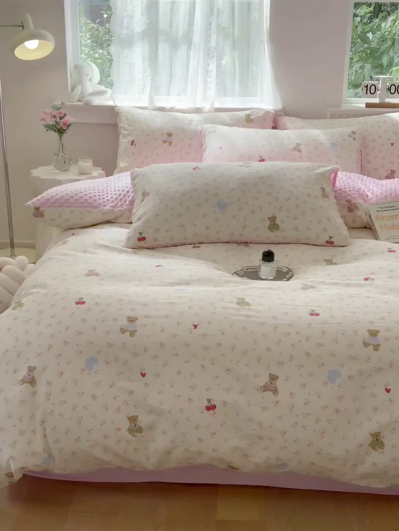 91家纺网 家纺一手货源 找家纺 雯雨家纺 2025新款ab版全棉豆豆绒婴儿绒牛奶绒四件套 小熊慕斯