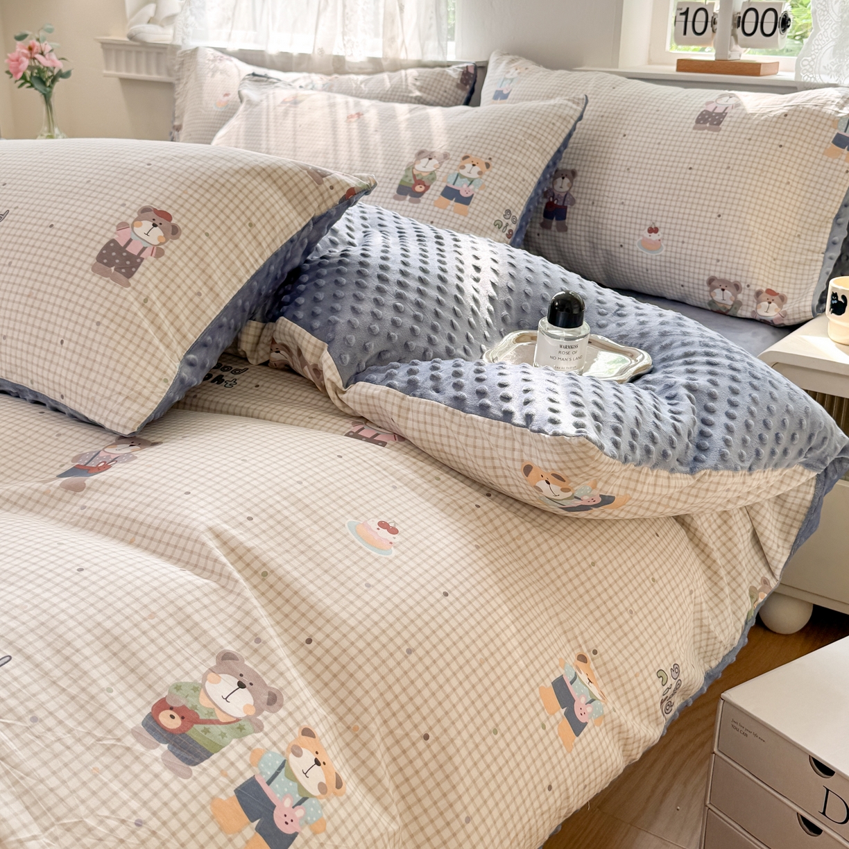 91家纺网 家纺一手货源 找家纺 雯雨家纺 2025新款ab版全棉豆豆绒婴儿绒牛奶绒四件套 小熊系铃