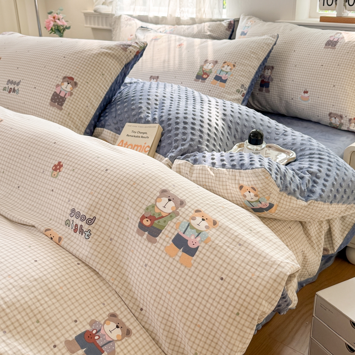 91家纺网 家纺一手货源 找家纺 雯雨家纺 2025新款ab版全棉豆豆绒婴儿绒牛奶绒四件套 小熊系铃