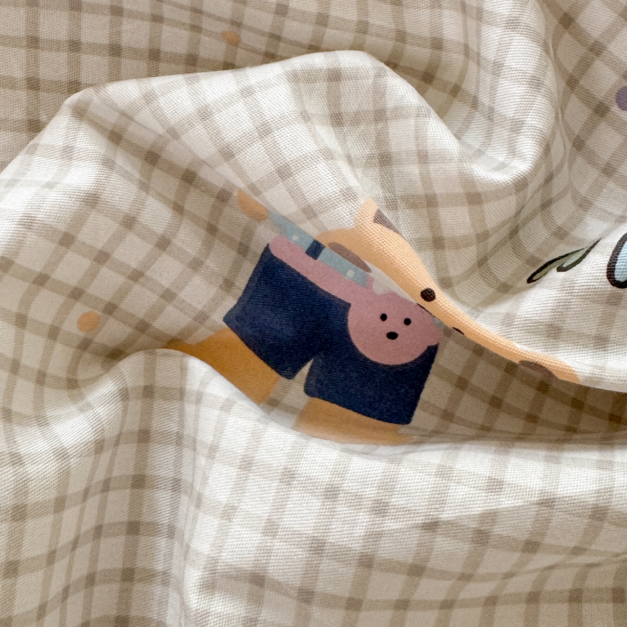 91家纺网 家纺一手货源 找家纺 雯雨家纺 2025新款ab版全棉豆豆绒婴儿绒牛奶绒四件套 小熊系铃