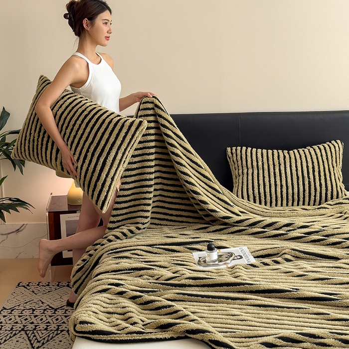 91家纺网 家纺一手货源 找家纺 世纪绒品 2025新款A类牛奶绒提花极光系列毛毯盖毯毯子 极光-黑咖条