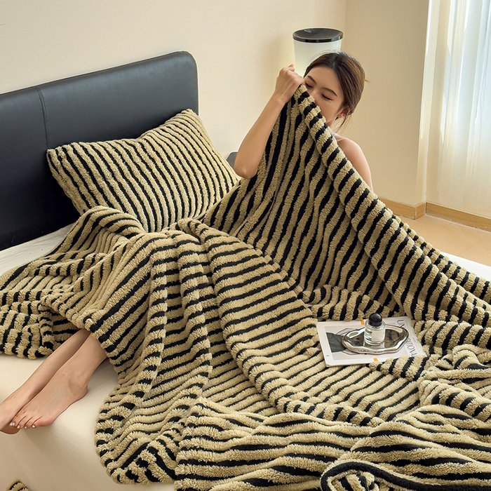 91家纺网 家纺一手货源 找家纺 世纪绒品 2025新款A类牛奶绒提花极光系列毛毯盖毯毯子 极光-黑咖条