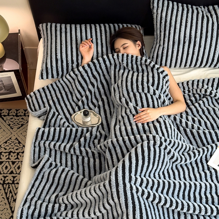 91家纺网 家纺一手货源 找家纺 世纪绒品 2025新款A类牛奶绒提花极光系列毛毯盖毯毯子 极光-黑蓝条
