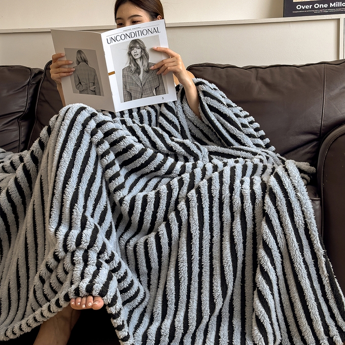 91家纺网 家纺一手货源 找家纺 世纪绒品 2025新款A类牛奶绒提花极光系列毛毯盖毯毯子 极光-黑蓝条