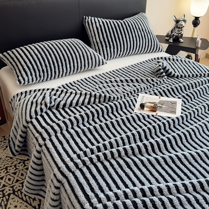 91家纺网 家纺一手货源 找家纺 世纪绒品 2025新款A类牛奶绒提花极光系列毛毯盖毯毯子 极光-黑蓝条