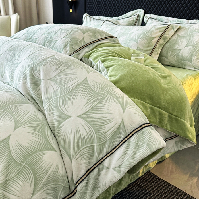 91家纺网 家纺一手货源 找家纺 （总）诺梵家纺 2025新款8.2斤宽边织带雕花绒牛奶绒四件套