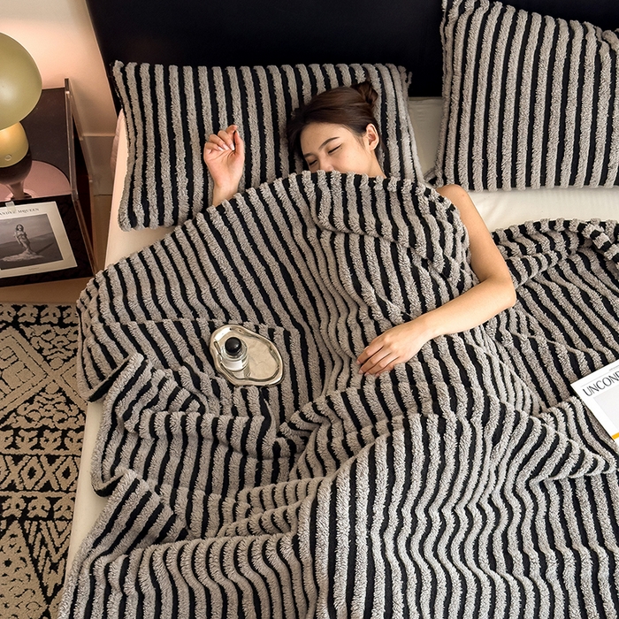 91家纺网 家纺一手货源 找家纺 世纪绒品 2025新款A类牛奶绒提花极光系列毛毯盖毯毯子 极光-黑灰条