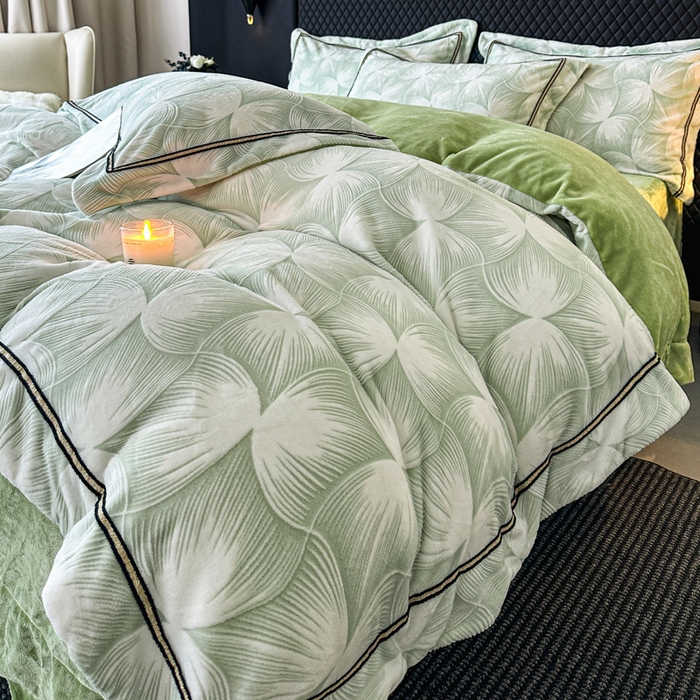 91家纺网 家纺一手货源 找家纺 诺梵家纺 2025新款8.2斤宽边织带雕花绒牛奶绒四件套 巴洛克-绿