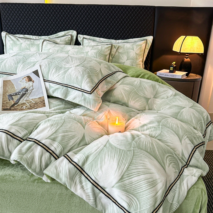 91家纺网 家纺一手货源 找家纺 诺梵家纺 2025新款8.2斤宽边织带雕花绒牛奶绒四件套 巴洛克-绿