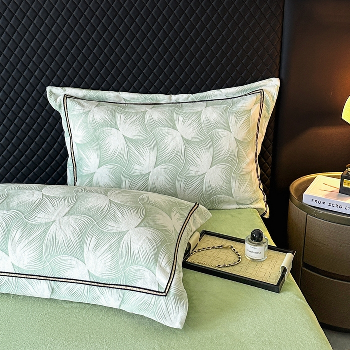 91家纺网 家纺一手货源 找家纺 诺梵家纺 2025新款8.2斤宽边织带雕花绒牛奶绒四件套 巴洛克-绿