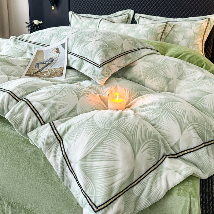 91家纺网 家纺一手货源 找家纺 诺梵家纺 2025新款8.2斤宽边织带雕花绒牛奶绒四件套 巴洛克-绿