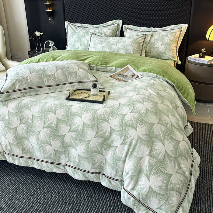 91家纺网 家纺一手货源 找家纺 诺梵家纺 2025新款8.2斤宽边织带雕花绒牛奶绒四件套 巴洛克-绿