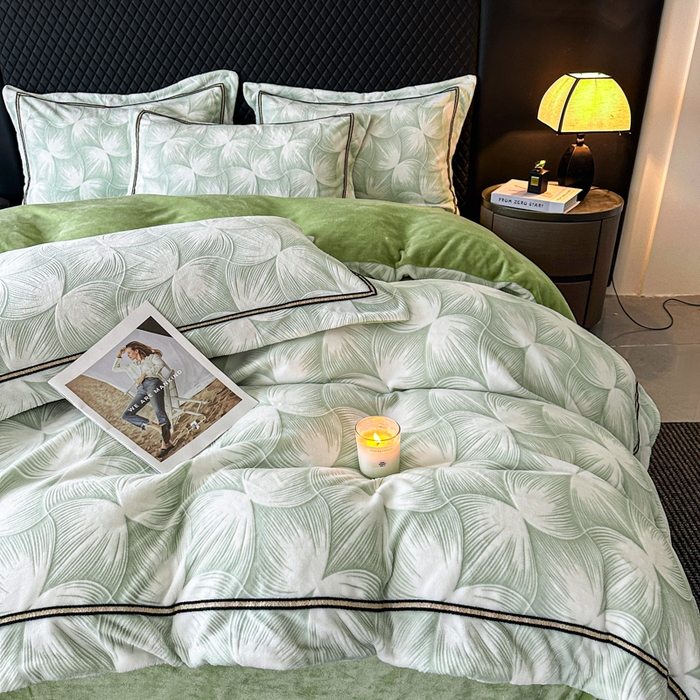 91家纺网 家纺一手货源 找家纺 诺梵家纺 2025新款8.2斤宽边织带雕花绒牛奶绒四件套 巴洛克-绿