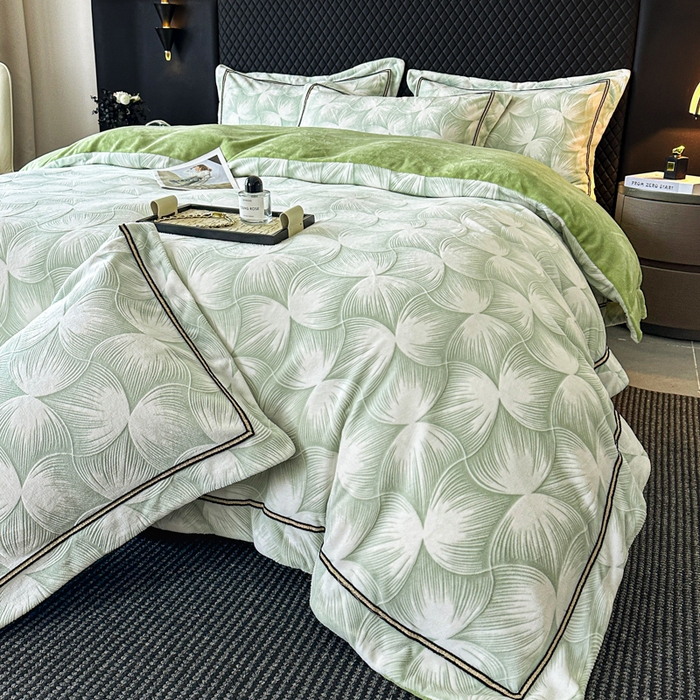 91家纺网 家纺一手货源 找家纺 诺梵家纺 2025新款8.2斤宽边织带雕花绒牛奶绒四件套 巴洛克-绿