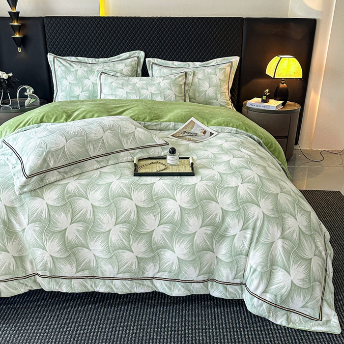 91家纺网 家纺一手货源 找家纺 诺梵家纺 2025新款8.2斤宽边织带雕花绒牛奶绒四件套 巴洛克-绿