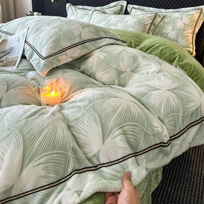 91家纺网 家纺一手货源 找家纺 诺梵家纺 2025新款8.2斤宽边织带雕花绒牛奶绒四件套 巴洛克-绿