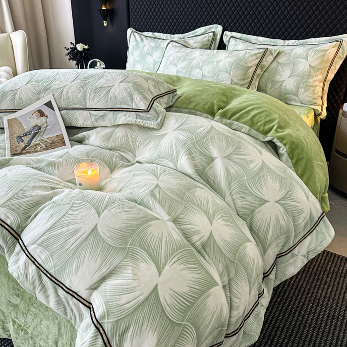 91家纺网 家纺一手货源 找家纺 诺梵家纺 2025新款8.2斤宽边织带雕花绒牛奶绒四件套 巴洛克-绿